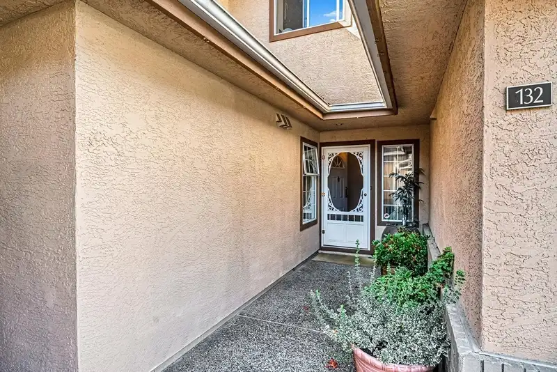 132 14861 98 AVENUE - photo 2 of 23