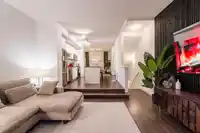 153 8168 136A STREET - thumbnail 1