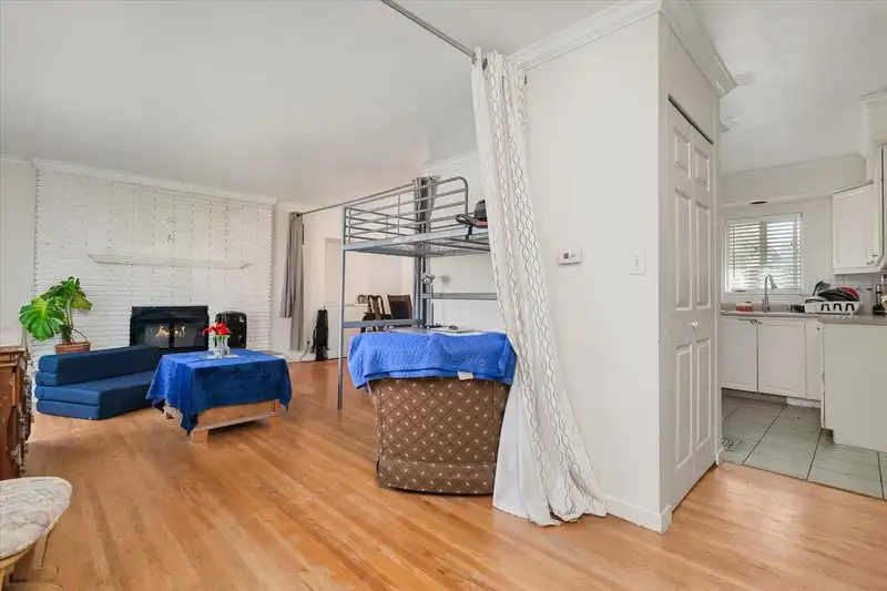14662 111A AVENUE - photo 3 of 23