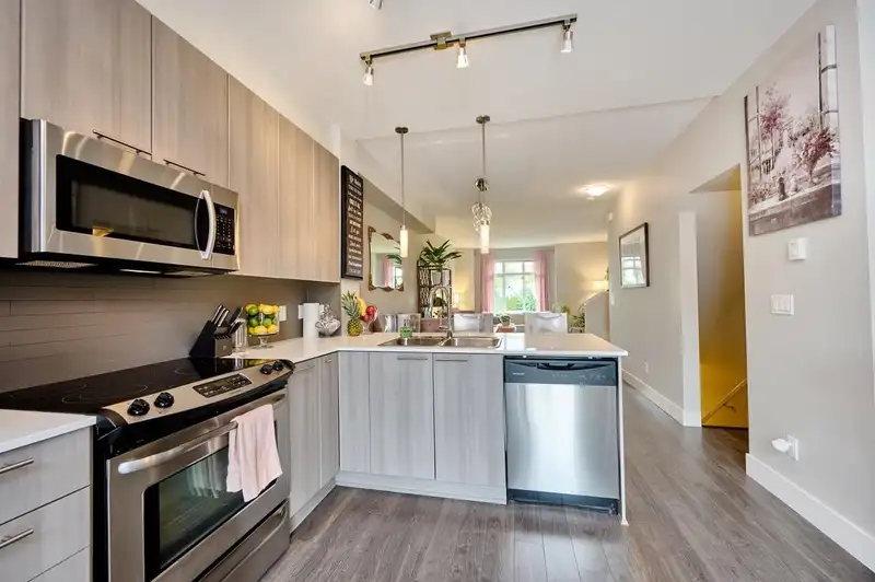 92 19433 68 AVENUE - photo 4 of 26