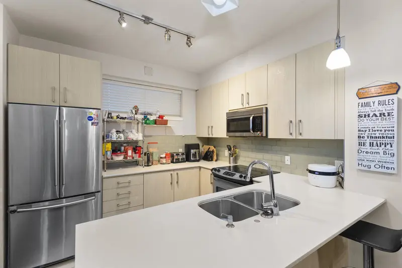 228 32095 HILLCREST AVENUE - photo 2 of 23