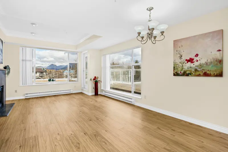 404 2340 HAWTHORNE AVENUE - photo 1 of 25