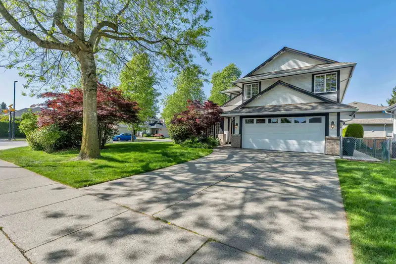 18811 65 AVENUE - photo 1 of 40