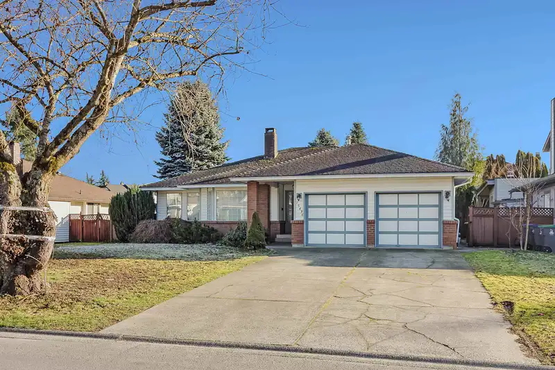 15436 94 AVENUE - photo 2 of 36