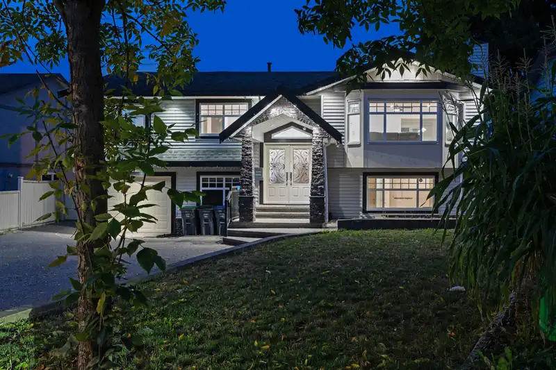 7830 125 STREET - photo 2 of 35