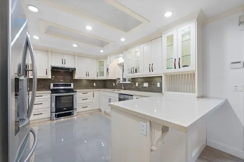 7830 125 STREET - photo 4 of 35