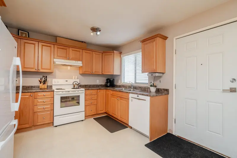 8570 152 STREET - photo 3 of 25