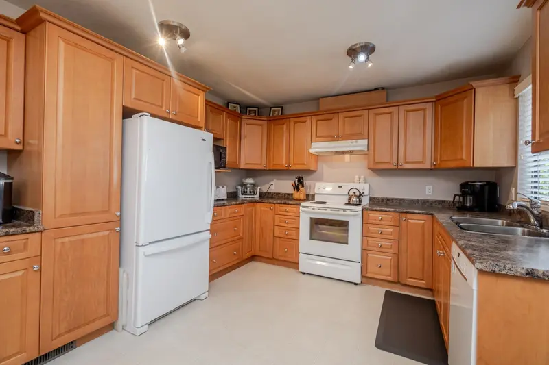 8570 152 STREET - photo 4 of 25