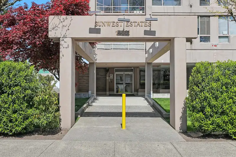 1701 14881 103A AVENUE - photo 2 of 25