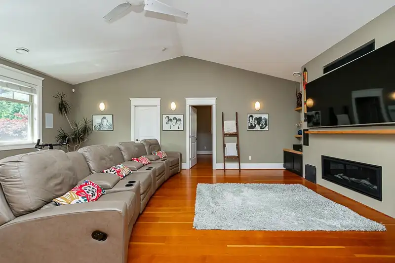 16592 78 AVENUE - photo 4 of 40