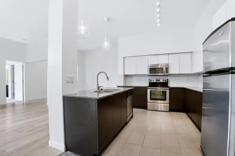 523 13733 107A AVENUE - photo 3 of 28