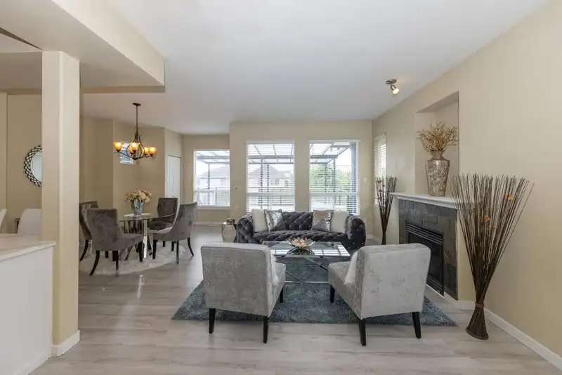 14852 56B AVENUE - photo 4 of 31