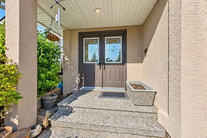13655 58 AVENUE - photo 2 of 25