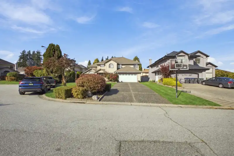 13655 58 AVENUE - photo 4 of 25