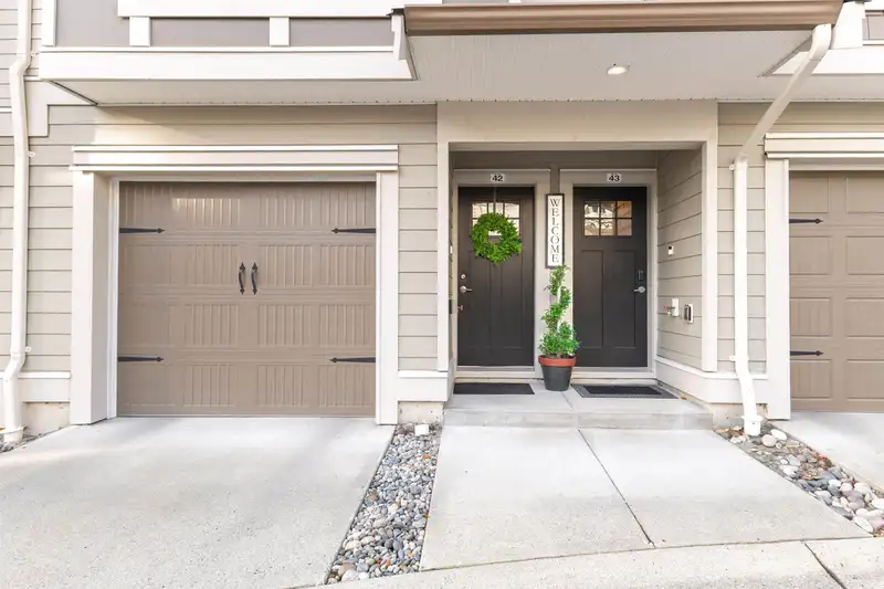 42 6591 195A STREET - photo 4 of 25
