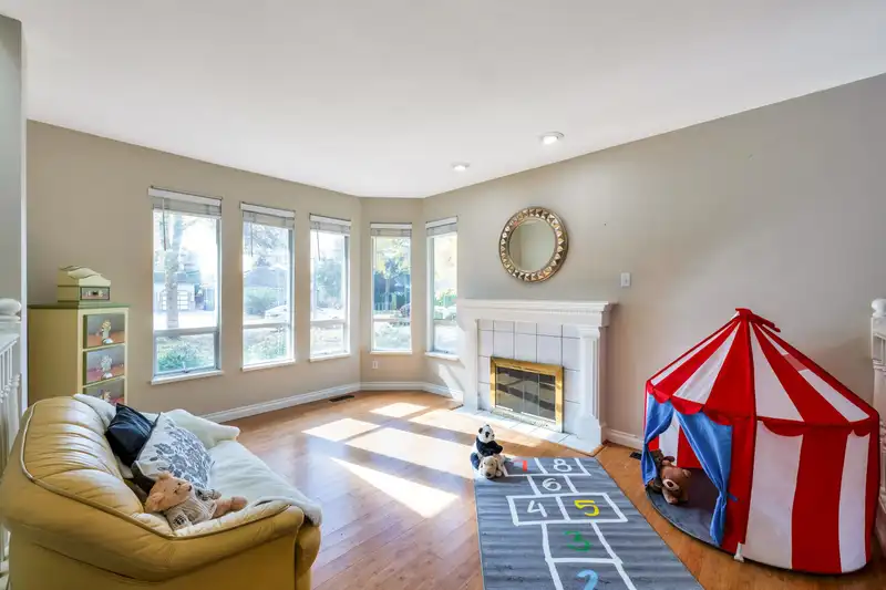15517 112TH AVENUE - photo 4 of 40