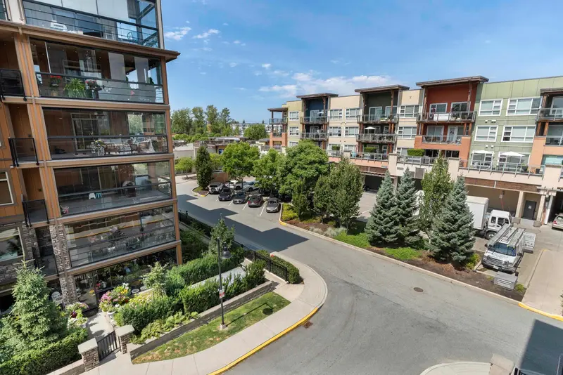 B422 20716 WILLOUGHBY TOWN CENTRE DRIVE - photo 2 of 25