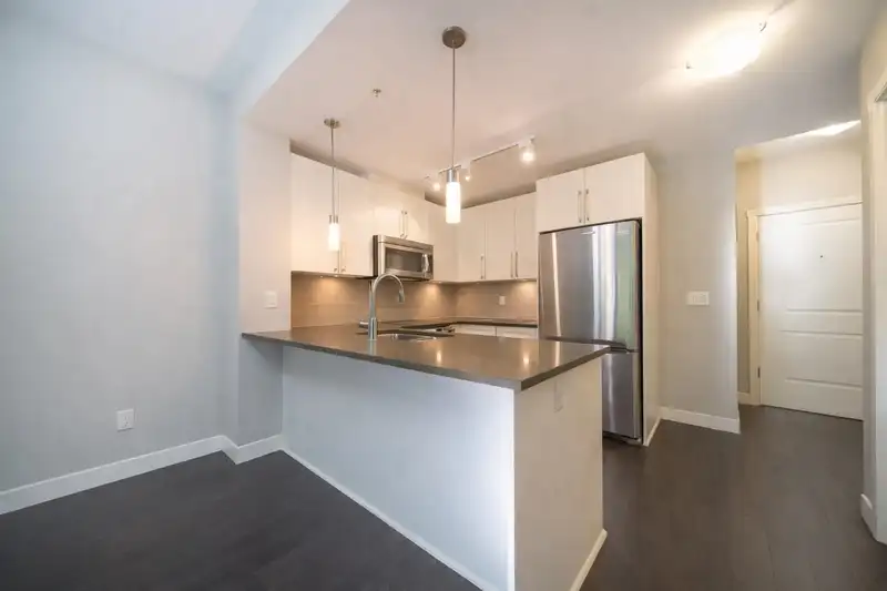 310 14358 60 AVENUE - photo 2 of 10