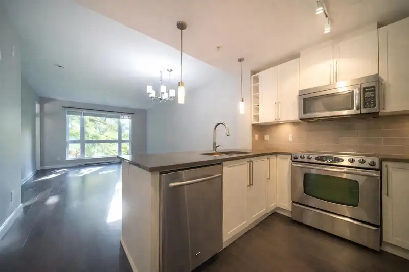 310 14358 60 AVENUE - photo 4 of 10