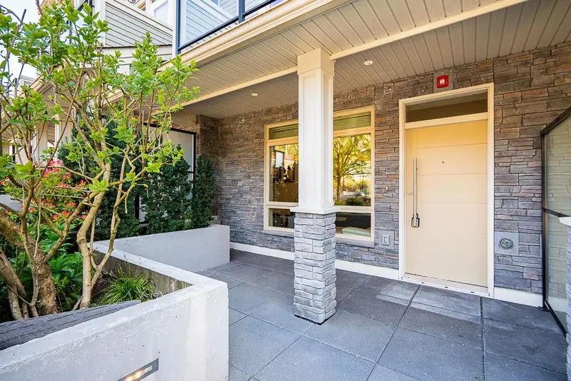 4 115 W QUEENS ROAD - photo 3 of 25