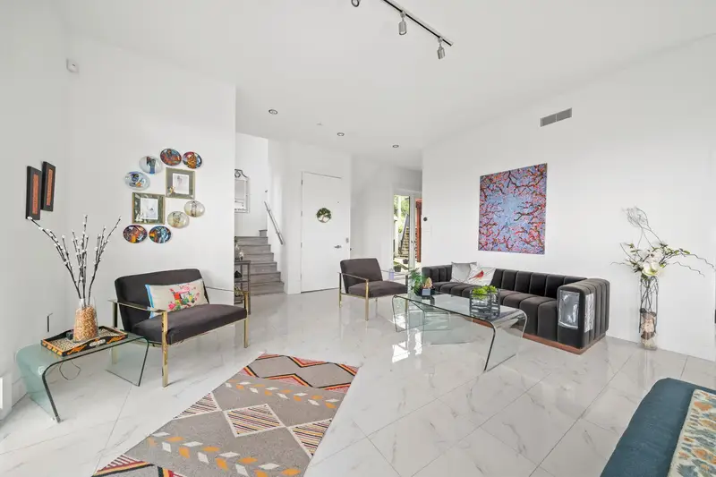 116 DEERVIEW LANE - photo 3 of 24