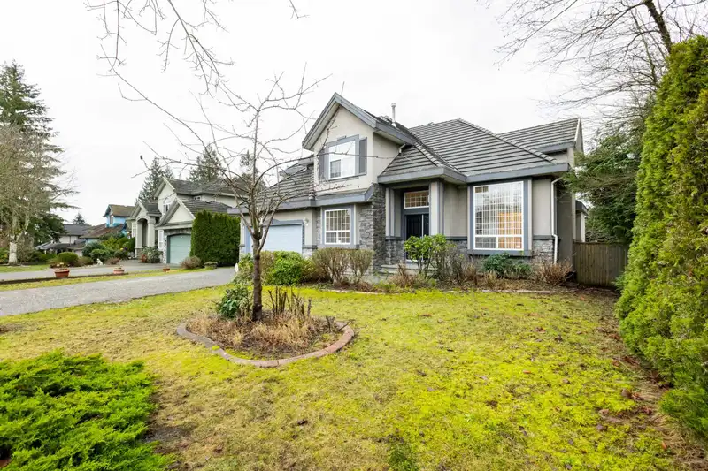 15932 111 AVENUE - photo 3 of 40