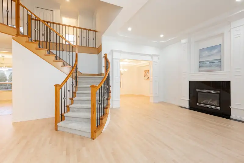 15932 111 AVENUE - photo 4 of 40