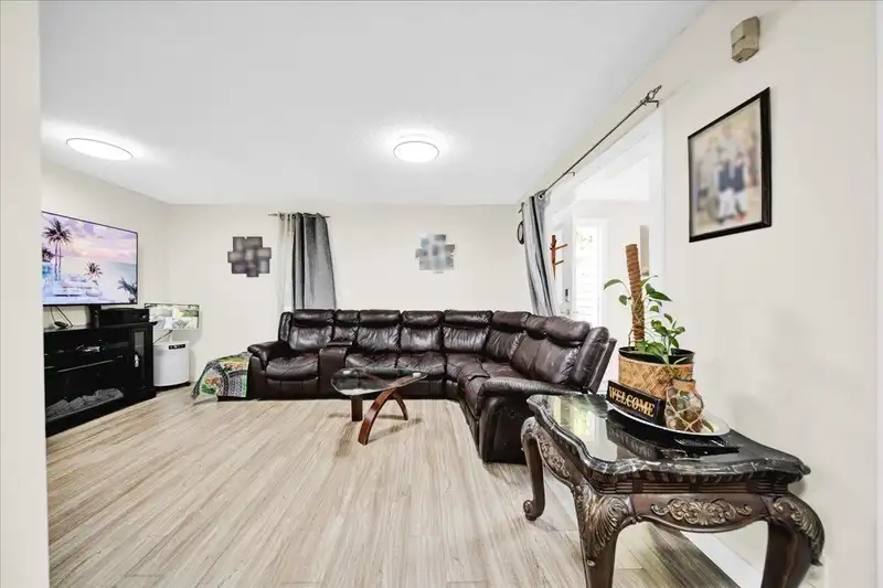 13504 79A AVENUE - photo 4 of 40