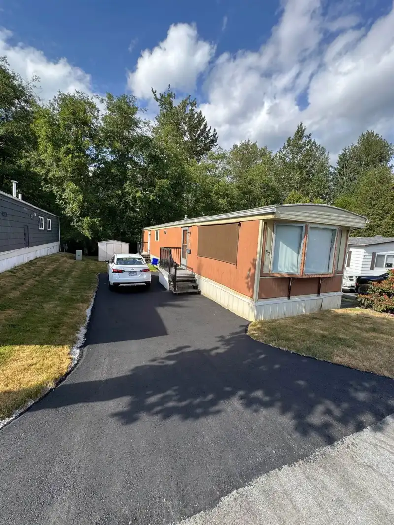 82 8220 KING GEORGE BOULEVARD - photo 1 of 4