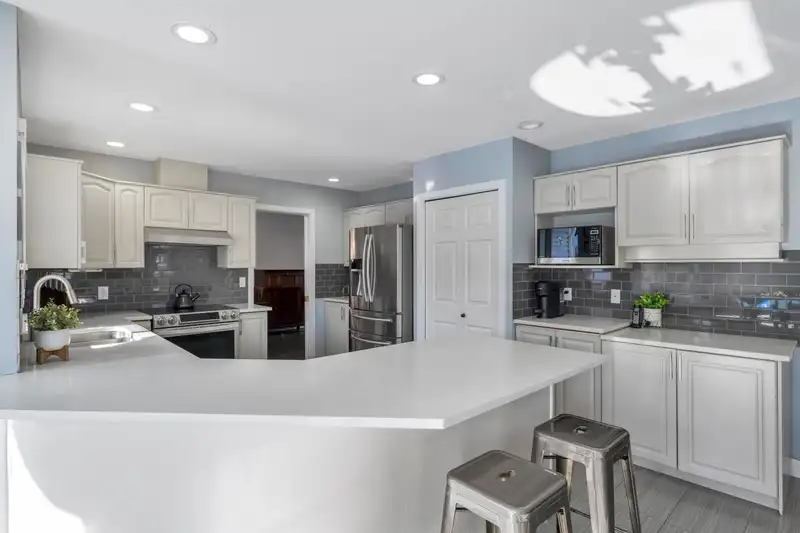15582 112 AVENUE - photo 3 of 35