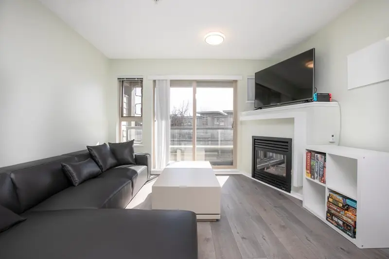 401 9319 UNIVERSITY CRESCENT - photo 2 of 22