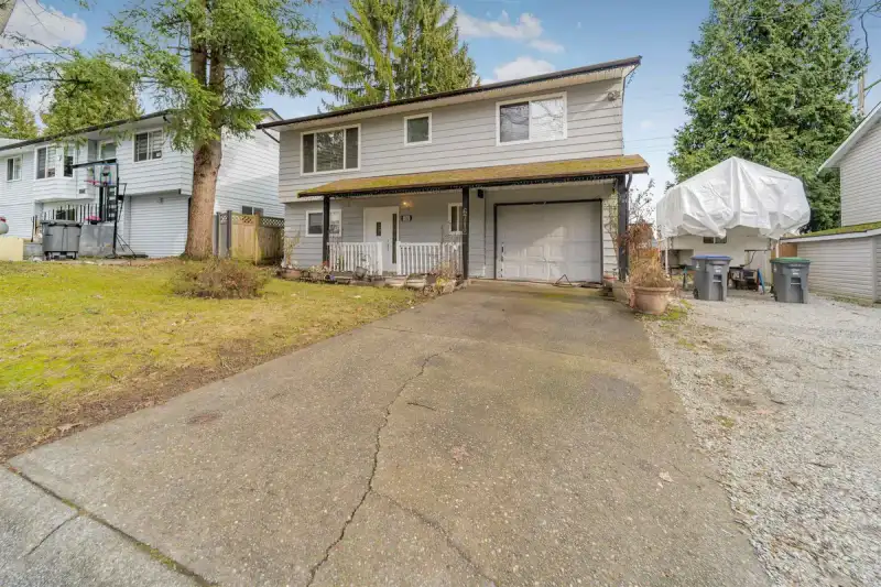 6712 141 STREET - photo 2 of 18