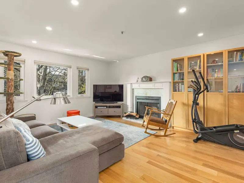 1815 W 14TH AVENUE - photo 2 of 23