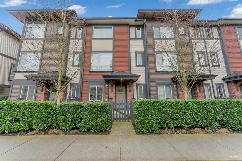 10 16127 87 AVENUE - photo 1 of 33