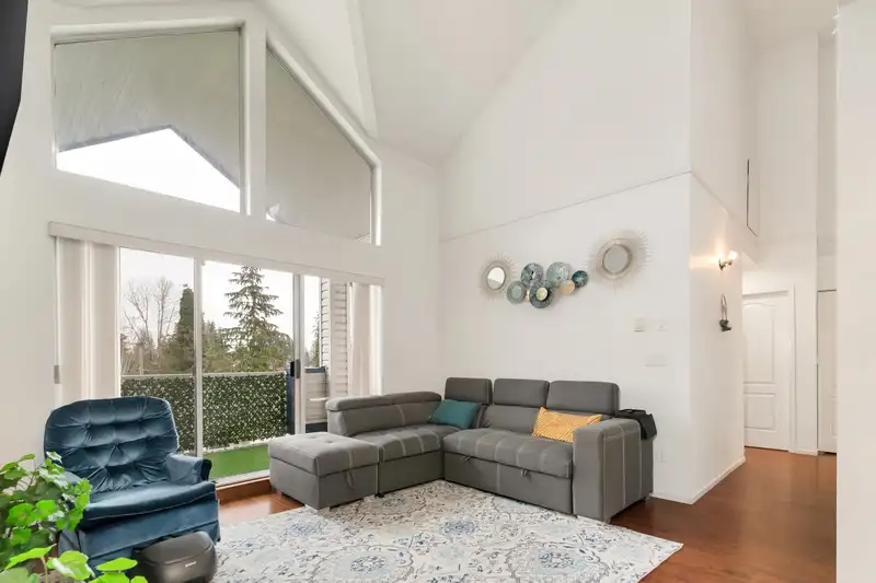 318 13918 72 AVENUE - photo 1 of 33
