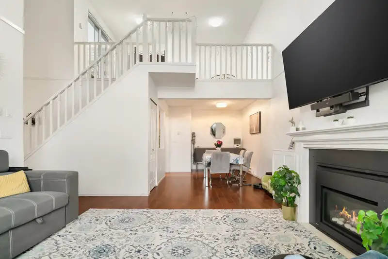 318 13918 72 AVENUE - photo 2 of 33
