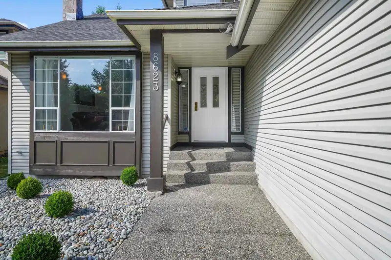8623 141 STREET - photo 3 of 32
