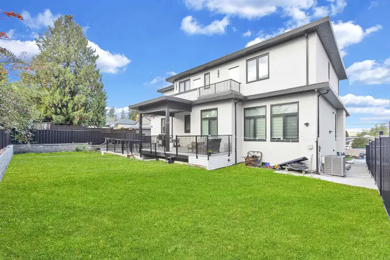 14714 111A AVENUE - photo 4 of 37