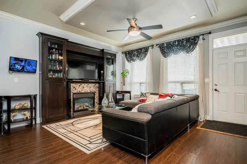 7026 144 STREET - photo 4 of 24