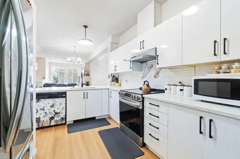 8 935 EWEN AVENUE - photo 1 of 25