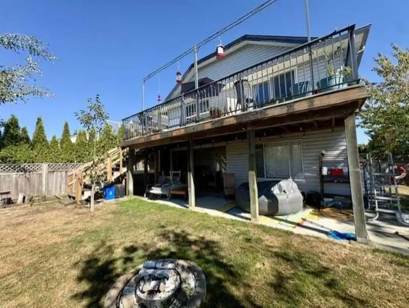 18622 59 AVENUE - photo 4 of 25