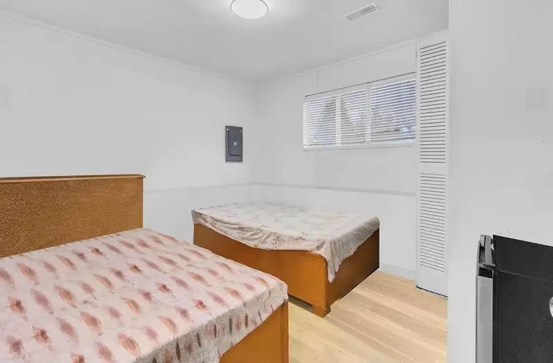 9892 130 STREET - photo 4 of 5