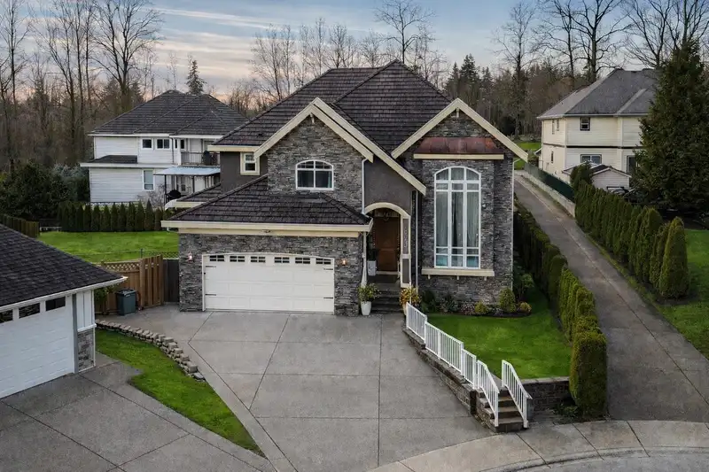16050 79 AVENUE - photo 1 of 38