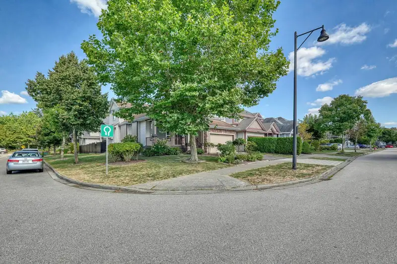 16703 63B AVENUE - photo 4 of 40