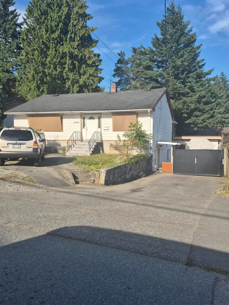 10566 138 STREET - photo 2 of 2