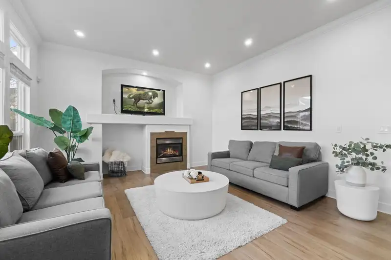 16476 60A AVENUE - photo 4 of 36