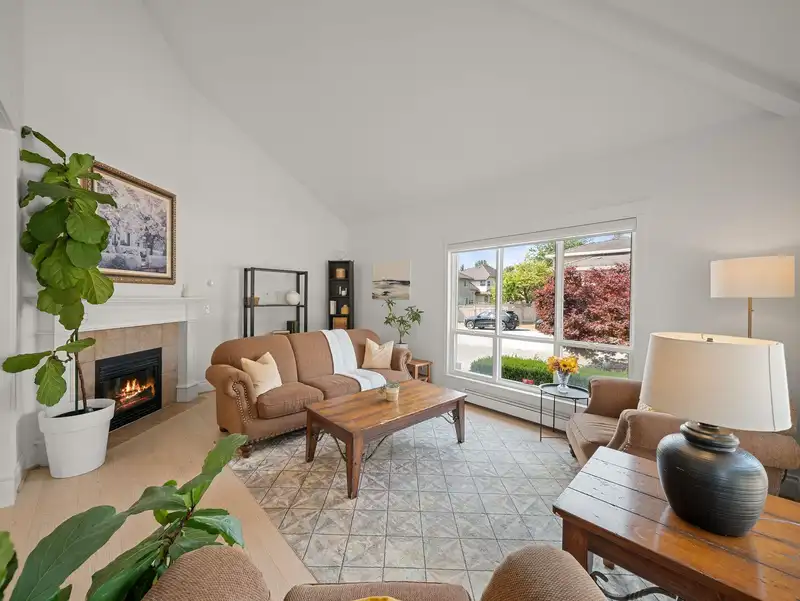 16152 110 AVENUE - photo 2 of 39