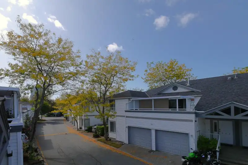 225 13895 102 AVENUE - photo 3 of 34