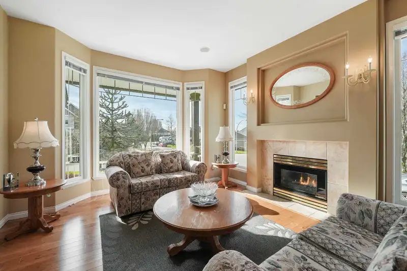 18111 68A AVENUE - photo 3 of 31