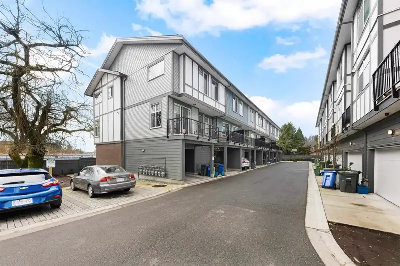 12 17528 60 AVENUE - photo 1 of 30